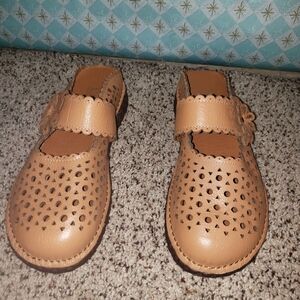 L'ARTISTE Women's 37 Smoosh Leather Scalloped Cut-outs Floral Applique Mule